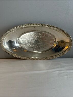 VINTAGE CROSBY SILVERPLATE ENGRAVED FEATHERED EDGED
OVAL BREAD TRAY